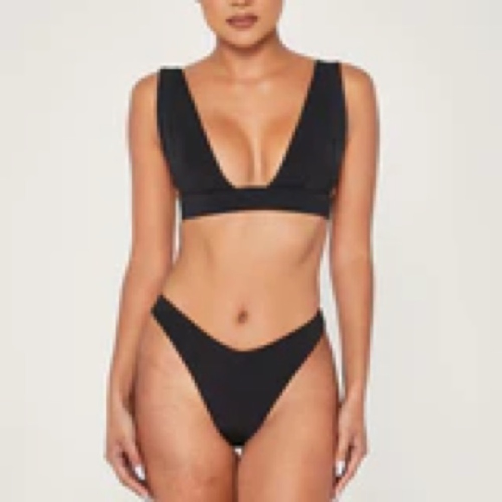 NWT- Meshki Alika Fuller Bust Ruched Bikini Top - Black